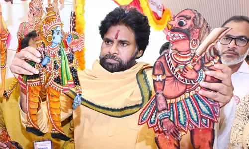 Pawan Kalyan ने मंदिर पर्यटन की तर्ज पर हस्तशिल्प के विकास पर जोर दिया Pawan Kalyan ने मंदिर पर्यटन की तर्ज पर हस्तशिल्प के विकास पर जोर दिया