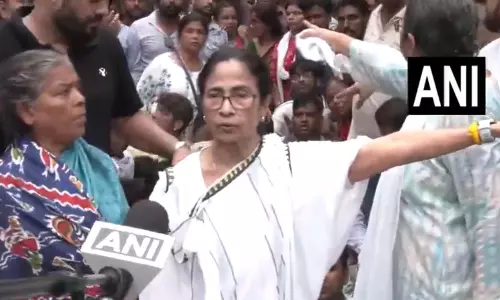 ममता बनर्जी की रैली के दौरान भारी हंगामा, टीएमसी और BJP के कार्यकर्ता एक-दूसरे से उलझे ममता बनर्जी की रैली के दौरान भारी हंगामा, टीएमसी और BJP के कार्यकर्ता एक-दूसरे से उलझे