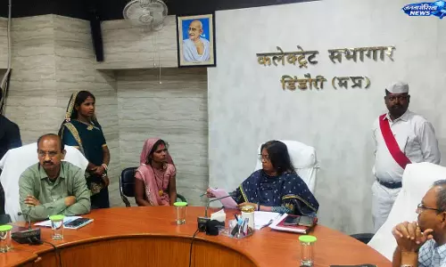 जनसुनवाई में पहुंचे आवेदन, कलेक्टर ने अधिकारियों को दिए त्वरित कार्रवाई के निर्देश जनसुनवाई में पहुंचे आवेदन, कलेक्टर ने अधिकारियों को दिए त्वरित कार्रवाई के निर्देश