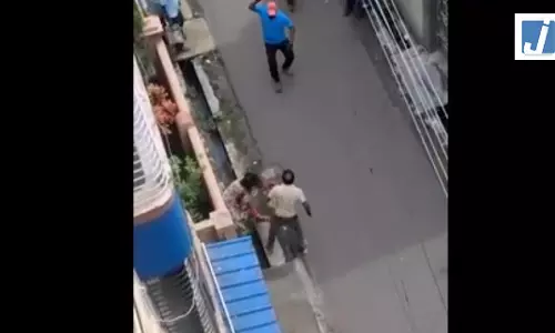 सड़क पर सरेआम खूनी खेल, प्रेमी ने प्रेमिका को चाकू से गोदा, बीच-बचाव करने वालों को डराया सड़क पर सरेआम खूनी खेल, प्रेमी ने प्रेमिका को चाकू से गोदा, बीच-बचाव करने वालों को डराया
