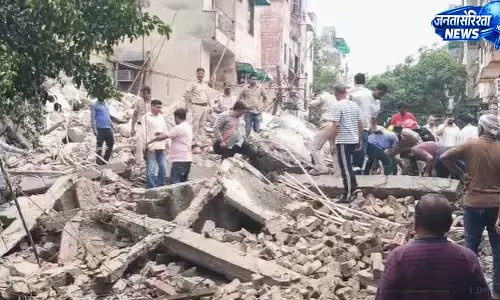 रोहिणी में बड़ा हादसा, बारिश के बीच पुरानी बिल्डिंग ढही