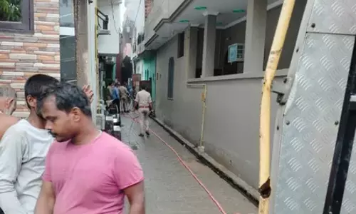 Ghaziabad में घर में लगी आग पर काबू, बुजुर्ग महिला घायल Ghaziabad में घर में लगी आग पर काबू, बुजुर्ग महिला घायल