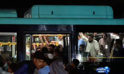 ईंधन कीमत कटौती के बाद भी किराया नहीं घटा, Karachi में विरोध