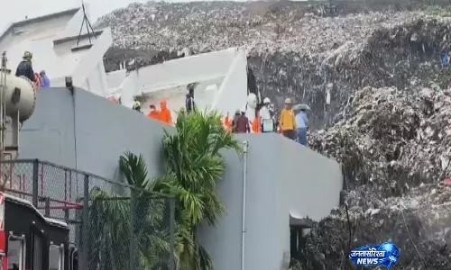 Pune में इमारत गिरी, 16 लोगों के फंसे होने की आशंका Pune में इमारत गिरी, 16 लोगों के फंसे होने की आशंका