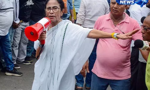 ममता की रैली में अंडे फेंके गए, चोर-चोर के नारे ममता की रैली में अंडे फेंके गए, चोर-चोर के नारे