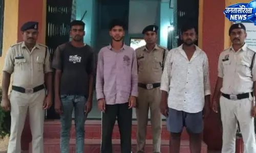 CG: चाकू की नोक पर पिता-पुत्र से लूट, 3 आरोपी गिरफ्तार CG: चाकू की नोक पर पिता-पुत्र से लूट, 3 आरोपी गिरफ्तार