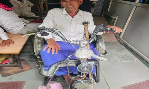 मुख्यमंत्री हेल्पलाइन 1076 से 24 घंटे में मिली छन्नू राम यादव को बैटरी चालित ट्राइसाइकिल मुख्यमंत्री हेल्पलाइन 1076 से 24 घंटे में मिली छन्नू राम यादव को बैटरी चालित ट्राइसाइकिल