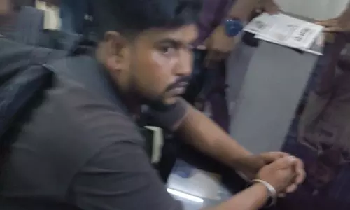 पत्रकार से मारपीट मामला: आरक्षक अभिषेक बख्श लाइन अटैच, आरोपियों पर FIR दर्ज पत्रकार से मारपीट मामला: आरक्षक अभिषेक बख्श लाइन अटैच, आरोपियों पर FIR दर्ज