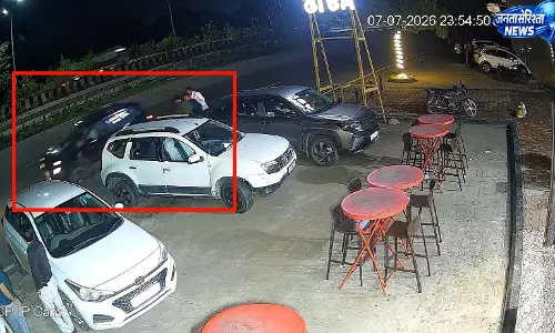 रायपुर में हिट एंड रन का मामला, पुलिस तलाश रही फरार कार चालक को रायपुर में हिट एंड रन का मामला, पुलिस तलाश रही फरार कार चालक को