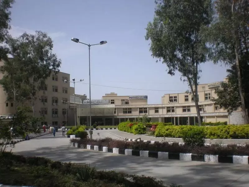 टांडा मेडिकल कॉलेज के टीचर्स ने सिलेक्टिव बहाली पर नाराजगी जताई टांडा मेडिकल कॉलेज के टीचर्स ने सिलेक्टिव बहाली पर नाराजगी जताई