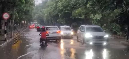 भारी बारिश के बीच गुरुग्राम पुलिस की एडवाइजरी, कंपनियों से कर्मचारियों को वर्क फ्रॉम होम देने की अपील भारी बारिश के बीच गुरुग्राम पुलिस की एडवाइजरी, कंपनियों से कर्मचारियों को वर्क फ्रॉम होम देने की अपील