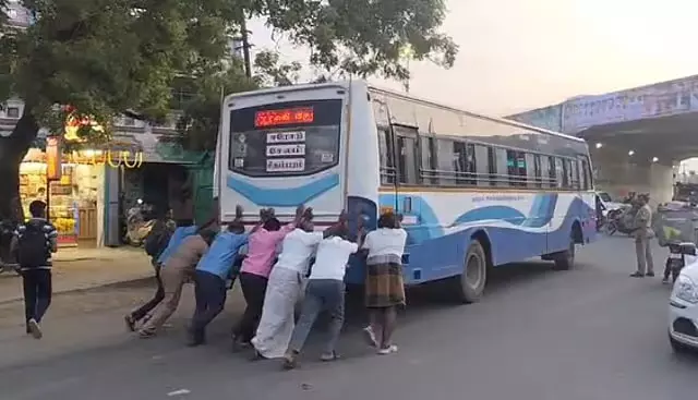 बीच रास्ते खराब हुई सरकारी बस, 40 से अधिक यात्री घंटों फंसे बीच रास्ते खराब हुई सरकारी बस, 40 से अधिक यात्री घंटों फंसे