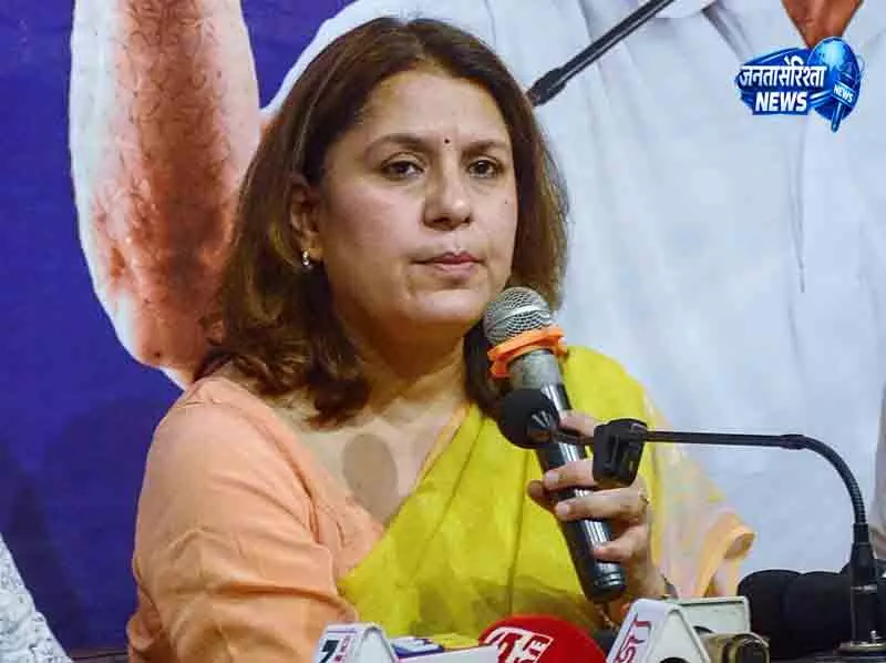 Delhi तीन अधिकारियों को हटाने पर कांग्रेस का हमला Delhi तीन अधिकारियों को हटाने पर कांग्रेस का हमला
