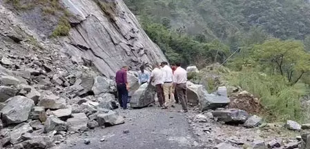 चमोली: नंदप्रयाग-नंदानगर मार्ग पर पहाड़ी से भारी मात्रा में बोल्डर और मलबा गिरा, रास्ता बंद होने से लोग परेशान चमोली: नंदप्रयाग-नंदानगर मार्ग पर पहाड़ी से भारी मात्रा में बोल्डर और मलबा गिरा, रास्ता बंद होने से लोग परेशान