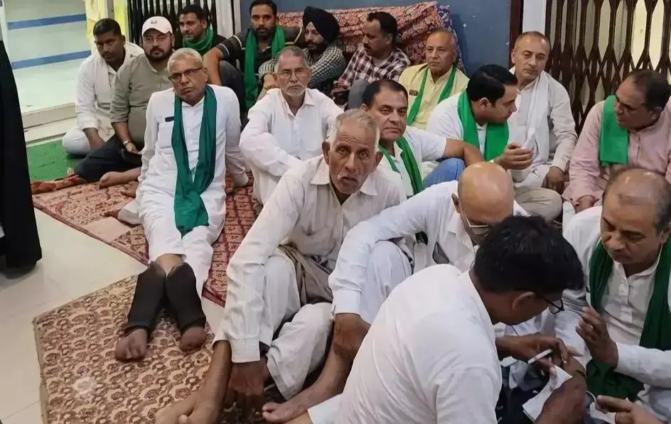 Yamunanagar: बैंक परिसर के बाहर किसानों का प्रदर्शन, ग्राहकों की बढ़ी परेशानी Yamunanagar: बैंक परिसर के बाहर किसानों का प्रदर्शन, ग्राहकों की बढ़ी परेशानी