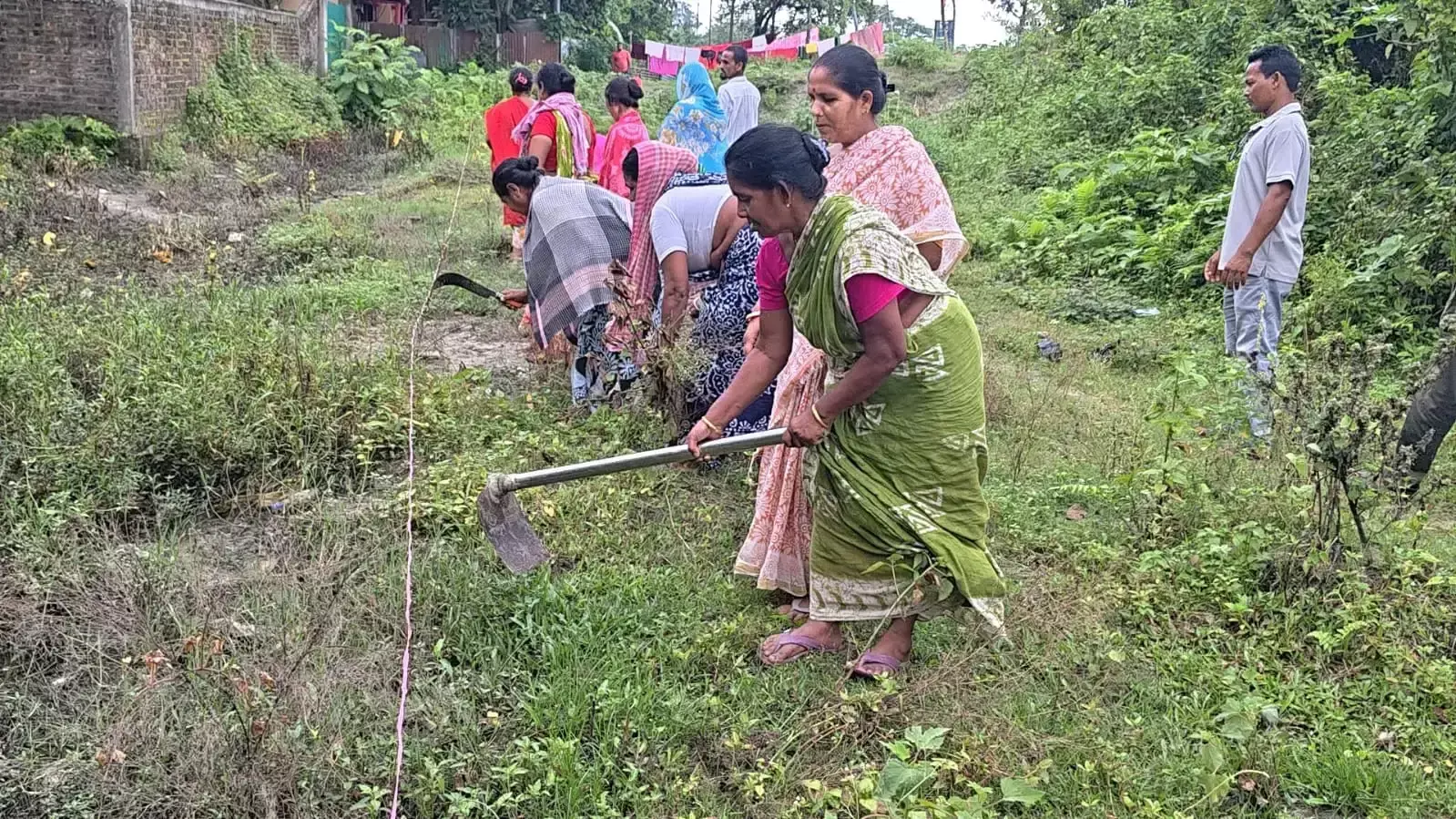 Jalpaiguri: जलपाईगुड़ी में रोजगार योजना का काम शुरू, ग्रामीणों के चेहरे खिले Jalpaiguri: जलपाईगुड़ी में रोजगार योजना का काम शुरू, ग्रामीणों के चेहरे खिले