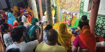 मां कल्याणी देवी मंदिर में शीतला अष्टमी की विशेष पूजा, हजारों श्रद्धालुओं ने किए दर्शन मां कल्याणी देवी मंदिर में शीतला अष्टमी की विशेष पूजा, हजारों श्रद्धालुओं ने किए दर्शन