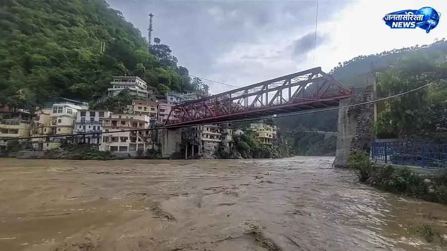 Uttarakhand : बारिश का कहर, 32 सड़कें बंद Uttarakhand : बारिश का कहर, 32 सड़कें बंद