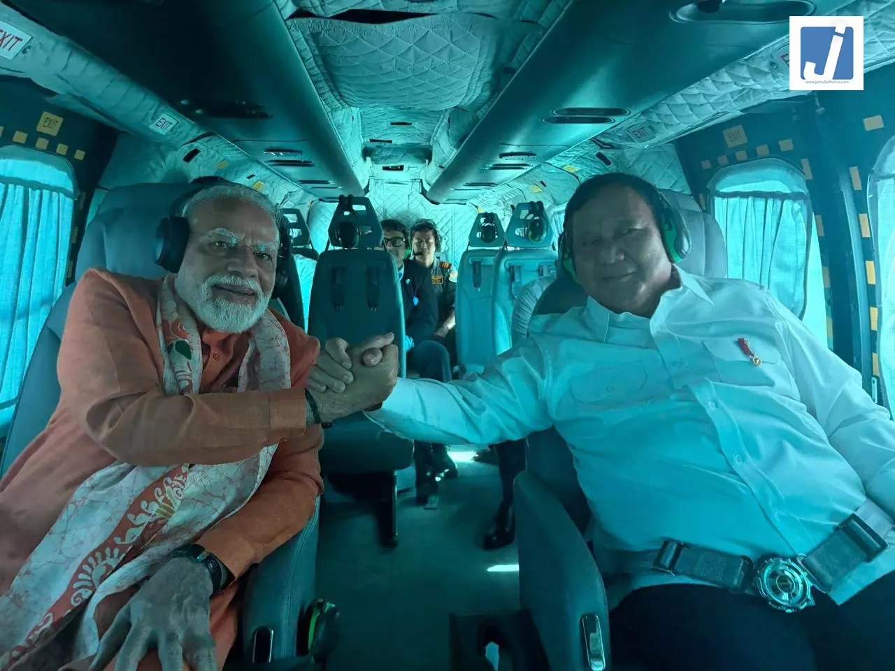 राष्ट्रपति सुबियांतो के साथ प्रम्बानन मंदिर पहुंचे पीएम मोदी, तस्वीर साझा कर कहा- भव्य! राष्ट्रपति सुबियांतो के साथ प्रम्बानन मंदिर पहुंचे पीएम मोदी, तस्वीर साझा कर कहा- भव्य!