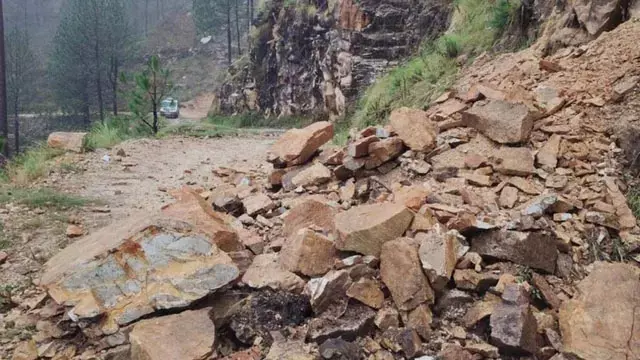 Pithoragarh में सड़क संकट, ग्रामीणों ने उठाई मरम्मत की मांग Pithoragarh में सड़क संकट, ग्रामीणों ने उठाई मरम्मत की मांग