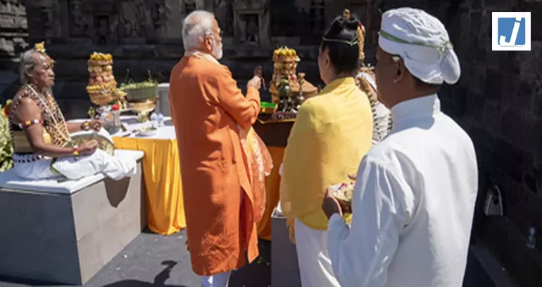 प्रधानमंत्री नरेंद्र मोदी ने प्रम्बानन मंदिर में की आरती प्रधानमंत्री नरेंद्र मोदी ने प्रम्बानन मंदिर में की आरती