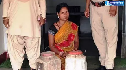 महुआ शराब के साथ महिला गिरफ्तार महुआ शराब के साथ महिला गिरफ्तार