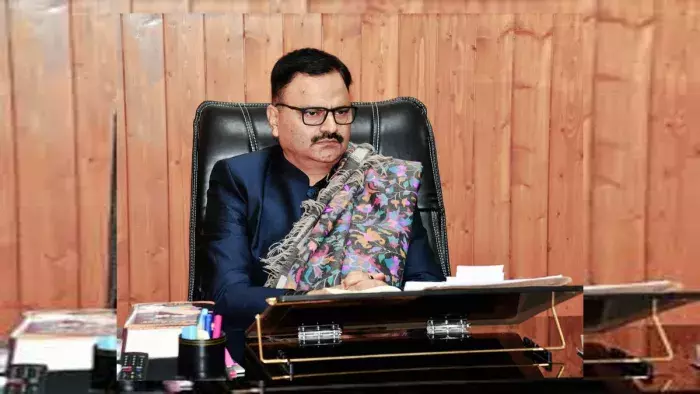 Srinagar: जावेद राणा ने लोगों की समस्याएं सुनकर अधिकारियों को दिए निर्देश Srinagar: जावेद राणा ने लोगों की समस्याएं सुनकर अधिकारियों को दिए निर्देश