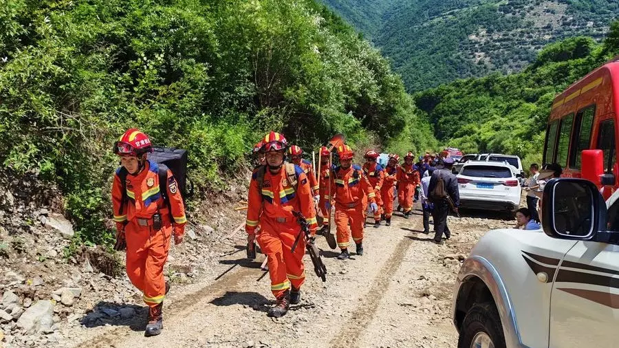 चीन के गांसु में भूस्खलन से 21 लोगों की मौत चीन के गांसु में भूस्खलन से 21 लोगों की मौत
