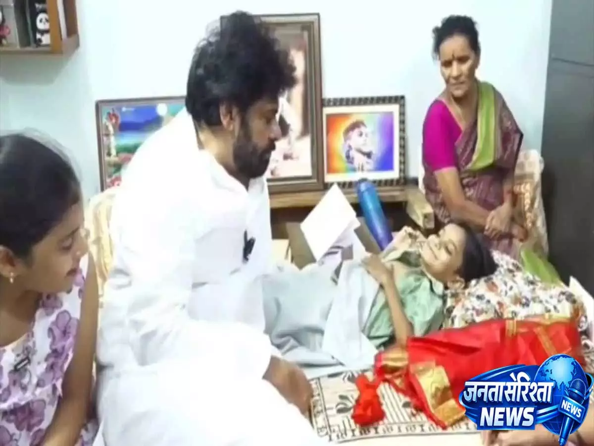 Hyderabad: रेयर डिसऑर्डर से जूझ रहे पवन कल्याण के प्रशंसक निरंजन का निधन Hyderabad: रेयर डिसऑर्डर से जूझ रहे पवन कल्याण के प्रशंसक निरंजन का निधन