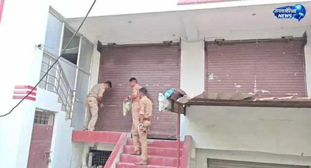 Gorakhpur में अवैध होटलों पर छापा, दो सील; तीन संचालक फरार Gorakhpur में अवैध होटलों पर छापा, दो सील; तीन संचालक फरार