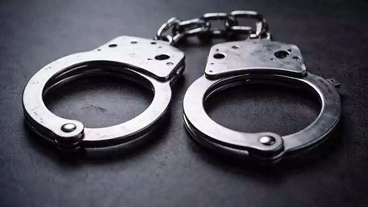 बस स्टैंड के पास हथियार बेचने की कोशिश करते आरोपी को पुलिस ने पकड़ा, 23 हथियार बरामद बस स्टैंड के पास हथियार बेचने की कोशिश करते आरोपी को पुलिस ने पकड़ा, 23 हथियार बरामद