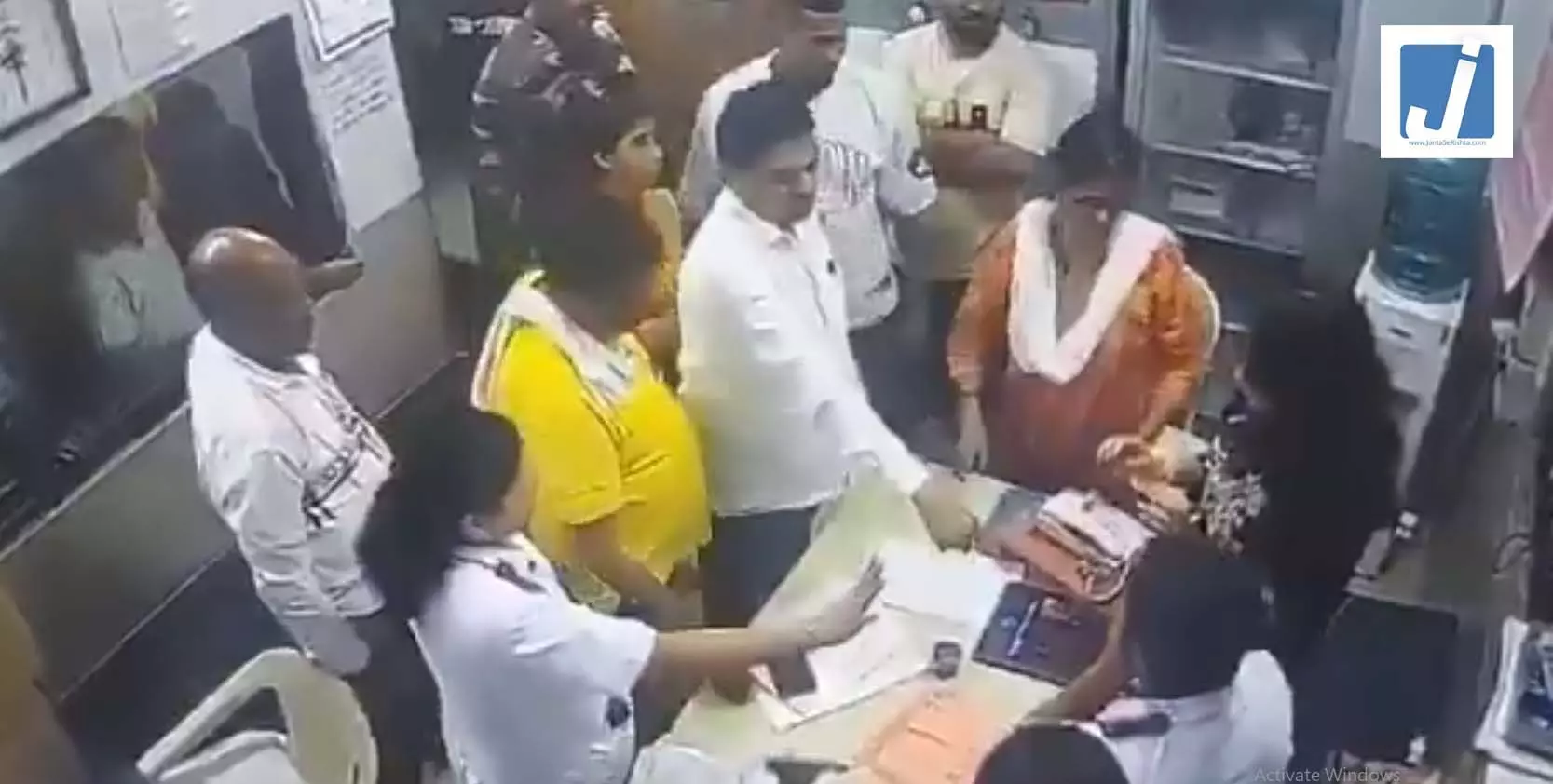 डॉक्टर से मारपीट की घटना के बाद जांच के घेरे में आए शिवसेना पार्षद, VIDEO डॉक्टर से मारपीट की घटना के बाद जांच के घेरे में आए शिवसेना पार्षद, VIDEO