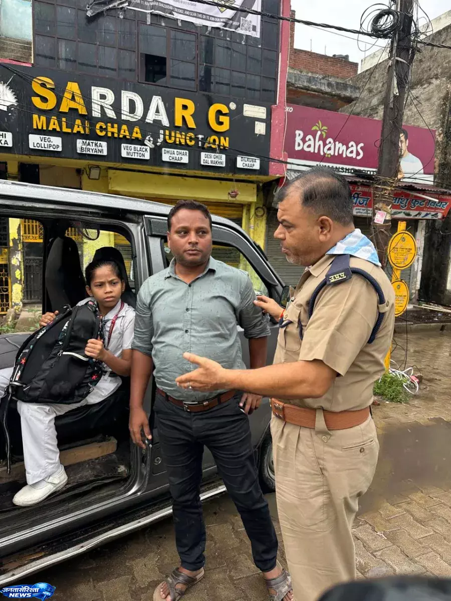 Ghaziabad में स्कूली वाहन जांच अभियान, चालक पर कार्रवाई Ghaziabad में स्कूली वाहन जांच अभियान, चालक पर कार्रवाई