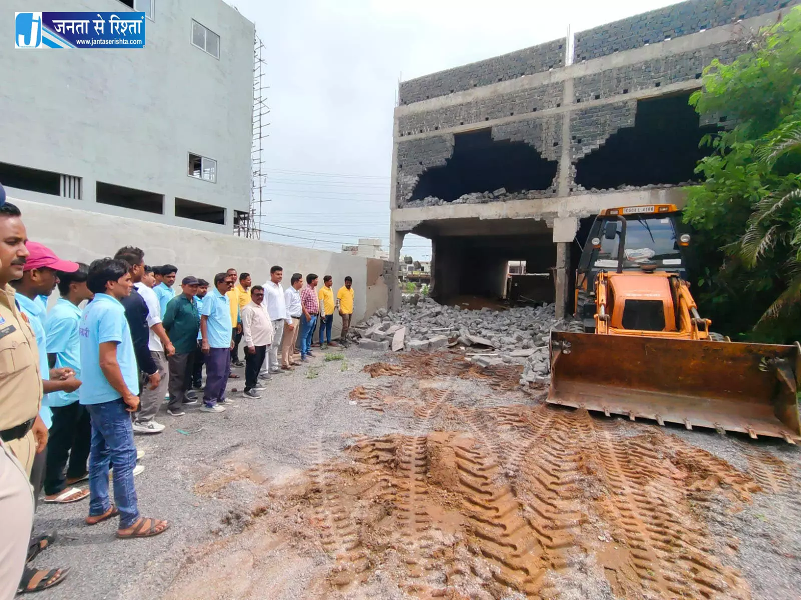 बिना अनुमति के व्यवसायिक भवन बनाया, निगम ने जेसीबी से गिराया बिना अनुमति के व्यवसायिक भवन बनाया, निगम ने जेसीबी से गिराया