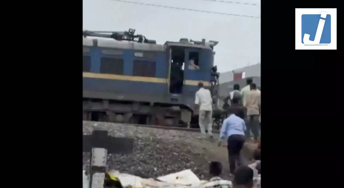 लोको पायलट ने समोसे के लिए रोकी ट्रेन? रेलवे का बयान आया, जानें सच्चाई लोको पायलट ने समोसे के लिए रोकी ट्रेन? रेलवे का बयान आया, जानें सच्चाई