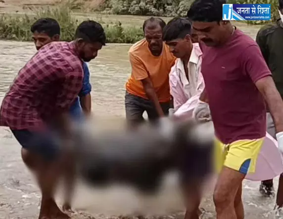 उफान नाले में बहे ग्रामीण की मौत, शव बरामद उफान नाले में बहे ग्रामीण की मौत, शव बरामद