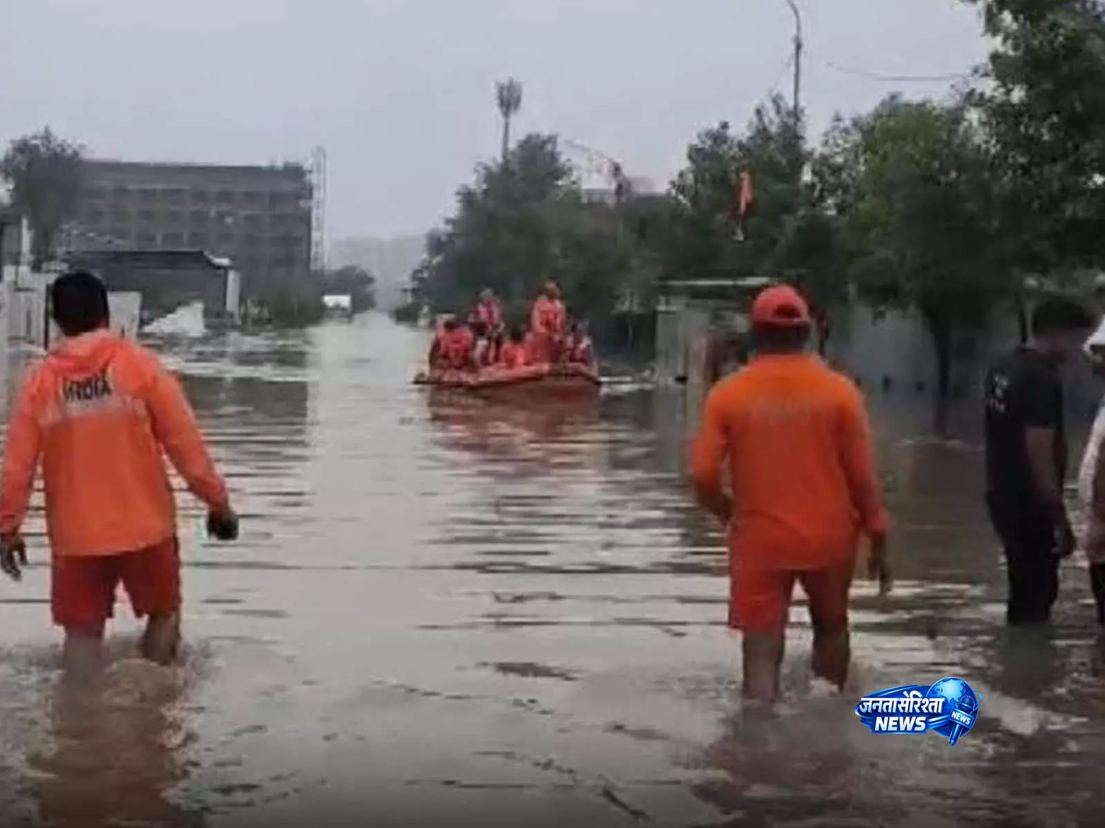 गुजरात: भारी बारिश के बीच NDRF ने सूरत में 85 लोगों को निकाला गुजरात: भारी बारिश के बीच NDRF ने सूरत में 85 लोगों को निकाला