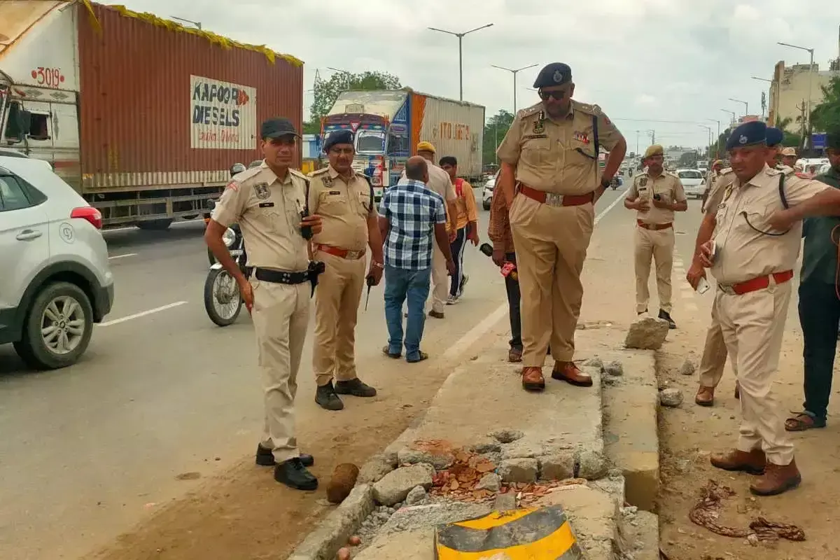 Jaipur: बेकाबू ट्रेलर ने फुटपाथ पर मचाई तबाही, चार लोगों की मौत Jaipur: बेकाबू ट्रेलर ने फुटपाथ पर मचाई तबाही, चार लोगों की मौत