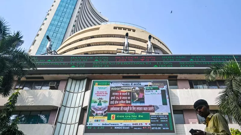 ट्रंप के ईरान सीज़फ़ायर खत्म होने के बयान के बाद सेंसेक्स 1,600 पॉइंट गिरा ट्रंप के ईरान सीज़फ़ायर खत्म होने के बयान के बाद सेंसेक्स 1,600 पॉइंट गिरा