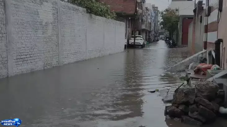 Meerut में जलभराव से हाहाकार, नगर निगम पर भड़के लोग Meerut में जलभराव से हाहाकार, नगर निगम पर भड़के लोग