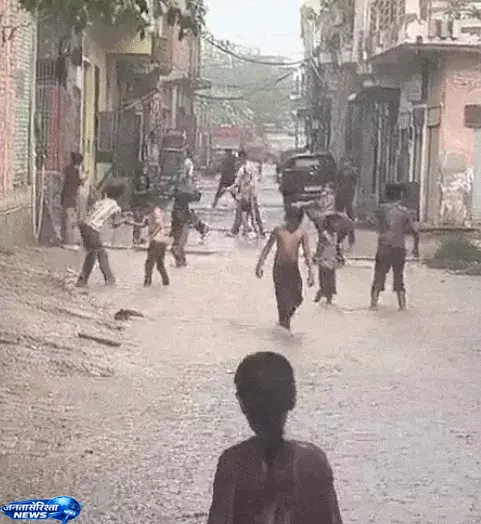 Storm rain से यूपी में हाहाकार, प्रशासन अलर्ट मोड पर Storm rain से यूपी में हाहाकार, प्रशासन अलर्ट मोड पर