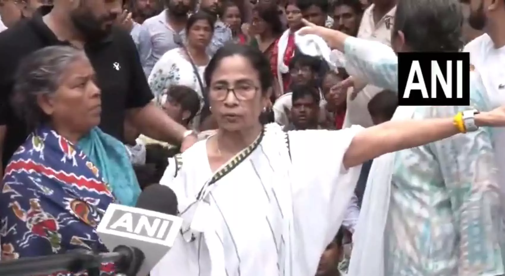ममता बनर्जी की रैली के दौरान भारी हंगामा, टीएमसी और BJP के कार्यकर्ता एक-दूसरे से उलझे ममता बनर्जी की रैली के दौरान भारी हंगामा, टीएमसी और BJP के कार्यकर्ता एक-दूसरे से उलझे