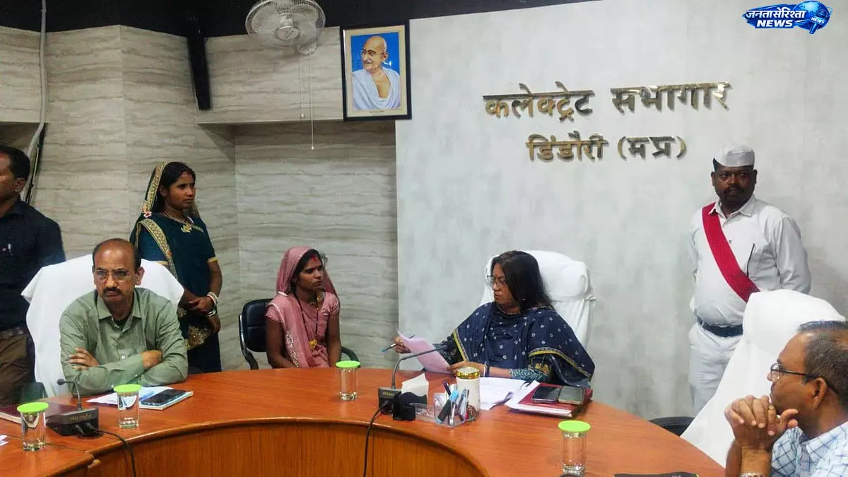 जनसुनवाई में पहुंचे आवेदन, कलेक्टर ने अधिकारियों को दिए त्वरित कार्रवाई के निर्देश जनसुनवाई में पहुंचे आवेदन, कलेक्टर ने अधिकारियों को दिए त्वरित कार्रवाई के निर्देश