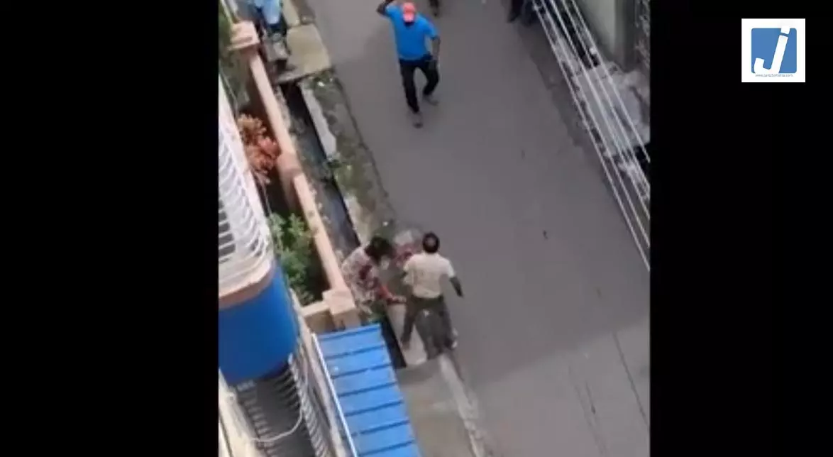 सड़क पर सरेआम खूनी खेल, प्रेमी ने प्रेमिका को चाकू से गोदा, बीच-बचाव करने वालों को डराया सड़क पर सरेआम खूनी खेल, प्रेमी ने प्रेमिका को चाकू से गोदा, बीच-बचाव करने वालों को डराया