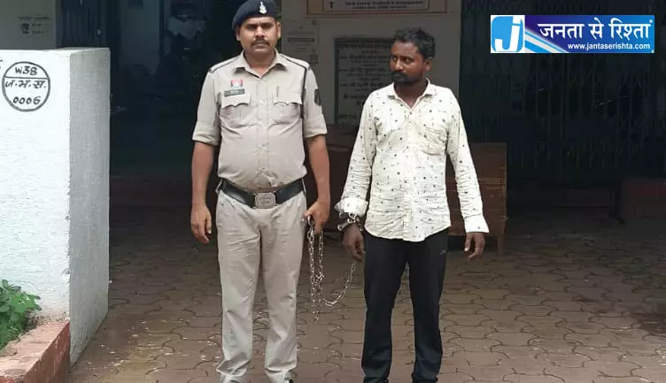 कुकुरबेड़ा में गांजा बेच रहा युवक गिरफ्तार कुकुरबेड़ा में गांजा बेच रहा युवक गिरफ्तार