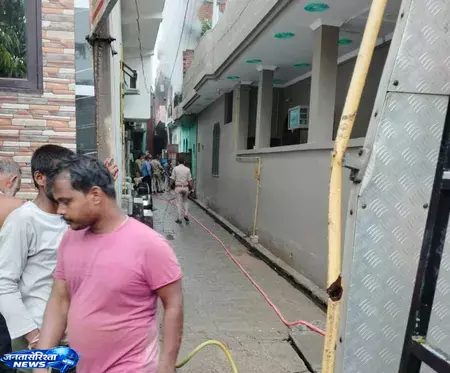 Ghaziabad में घर में लगी आग पर काबू, बुजुर्ग महिला घायल Ghaziabad में घर में लगी आग पर काबू, बुजुर्ग महिला घायल