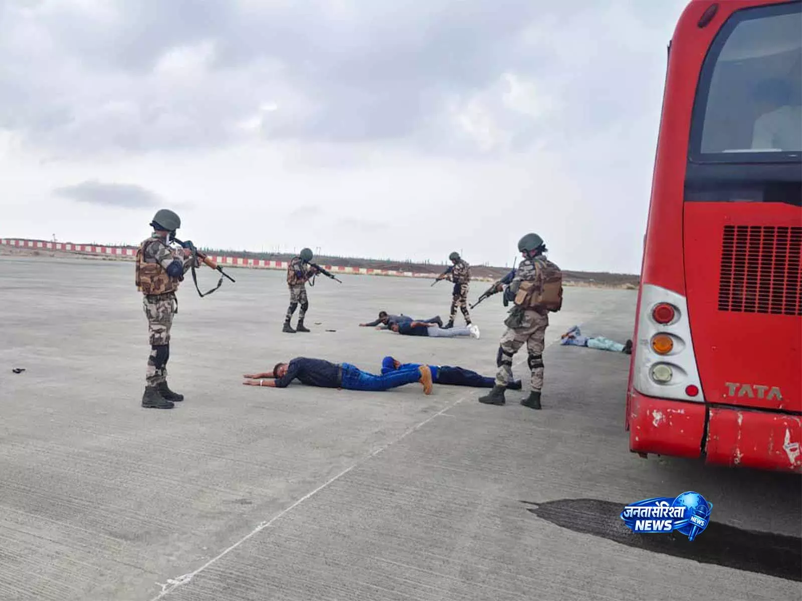राजकोट एयरपोर्ट पर सालाना एंटी-हाइजैकिंग मॉक एक्सरसाइज़ की गई राजकोट एयरपोर्ट पर सालाना एंटी-हाइजैकिंग मॉक एक्सरसाइज़ की गई
