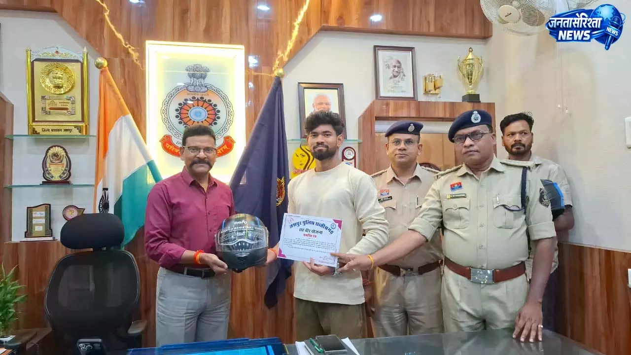 सड़क हादसों के घायलों की जान बचाने वाले राह-वीरों का सम्मान, मिले 25-25 हजार रुपये सड़क हादसों के घायलों की जान बचाने वाले राह-वीरों का सम्मान, मिले 25-25 हजार रुपये