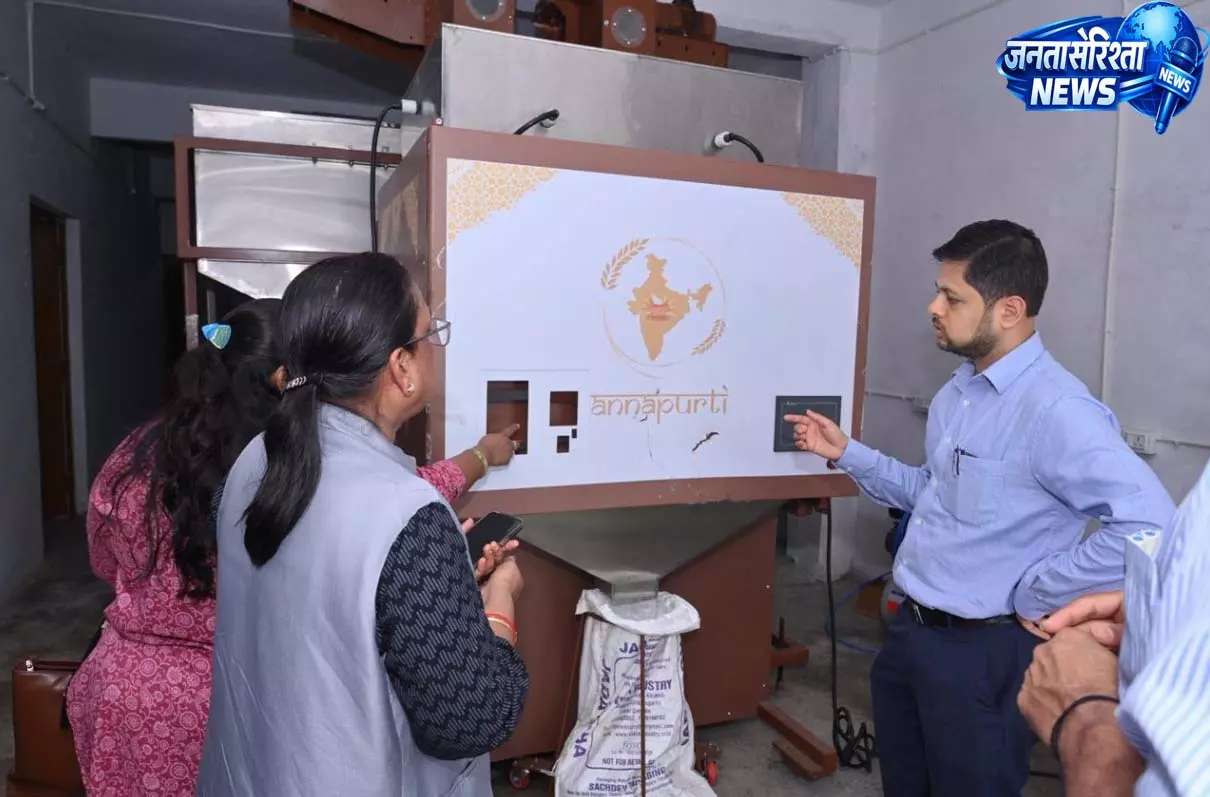 कलेक्टर अभिजीत सिंह ने किया अन्नपूर्ति ग्रीन एटीएम का निरीक्षण कलेक्टर अभिजीत सिंह ने किया अन्नपूर्ति ग्रीन एटीएम का निरीक्षण
