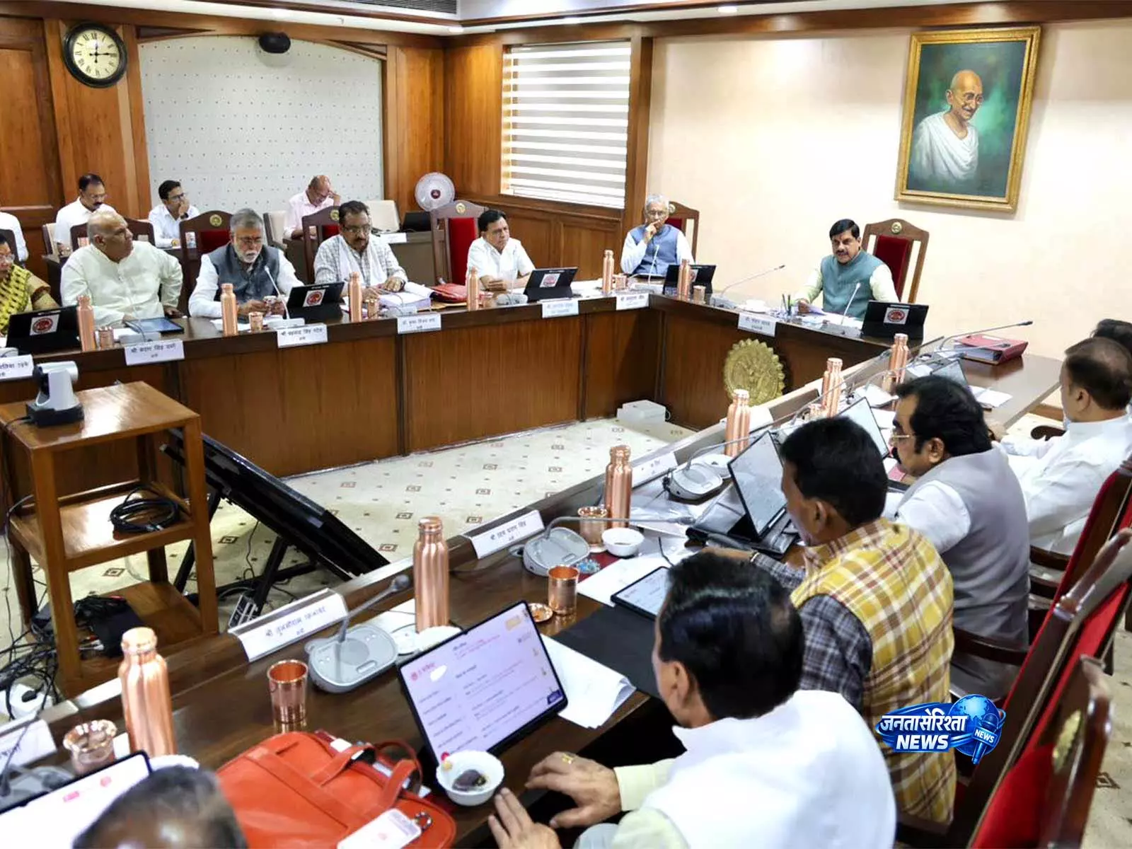 MP कैबिनेट का बड़ा फैसला, 2300 करोड़ के विकास कार्य मंजूर MP कैबिनेट का बड़ा फैसला, 2300 करोड़ के विकास कार्य मंजूर